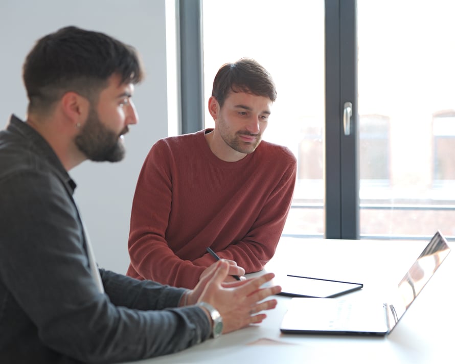 Thomas von Finanzfluss und Jonas, Versicherungsexperte bei Finanzfluss, beraten gemeinsam am Laptop zu Versicherungen. Thomas von Finanzfluss und Jonas, Versicherungsexperte bei Finanzfluss, beraten gemeinsam am Laptop zu Versicherungen.