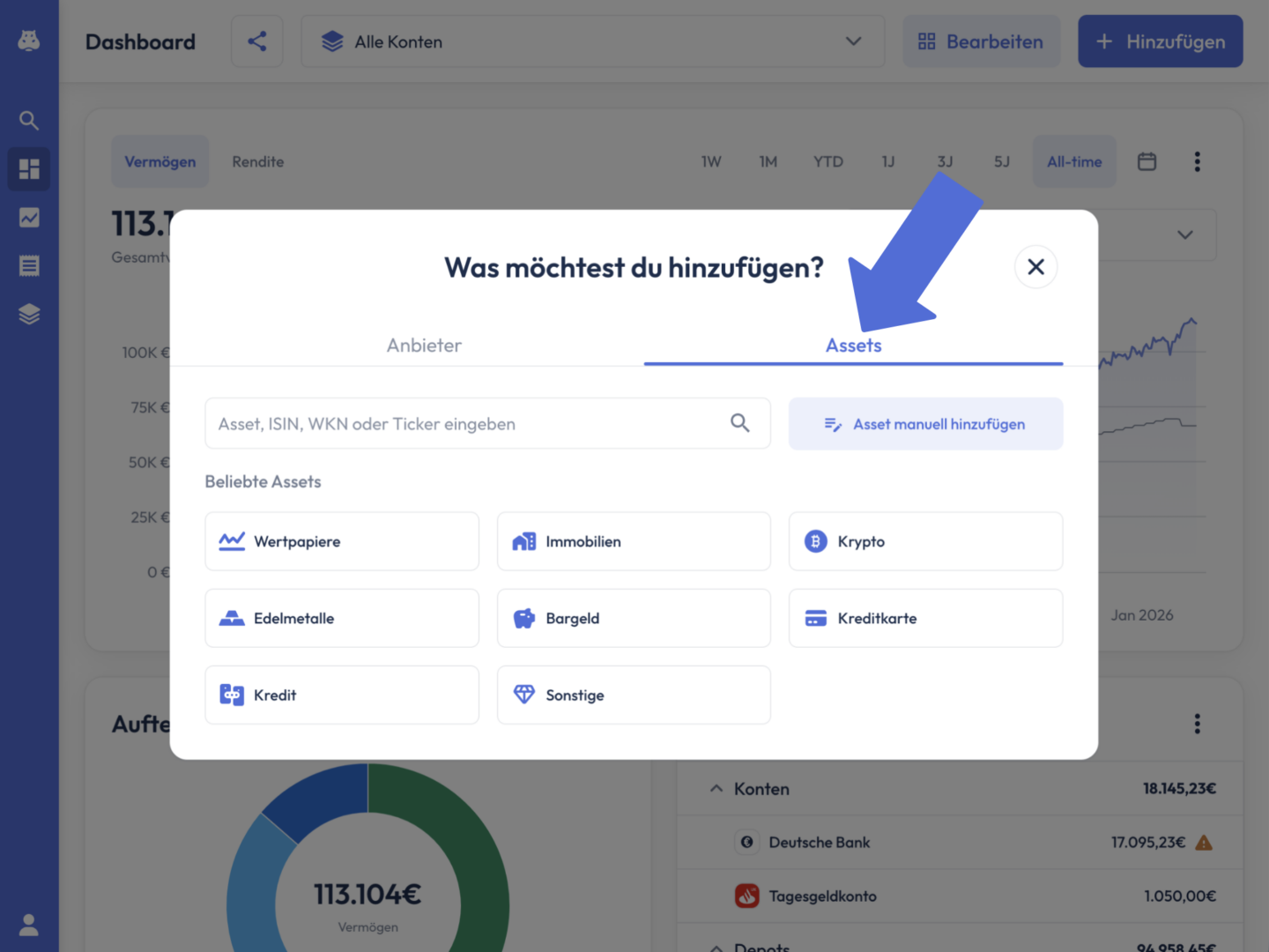 Dialog ‚Was möchtest du hinzufügen?‘. Ein Pfeil zeigt auf den Reiter ‚Assets‘. Darunter beliebte Asset-Kategorien: Wertpapiere, Immobilien, Krypto, Edelmetalle, Bargeld, Kreditkarte, Kredit und Sonstige.